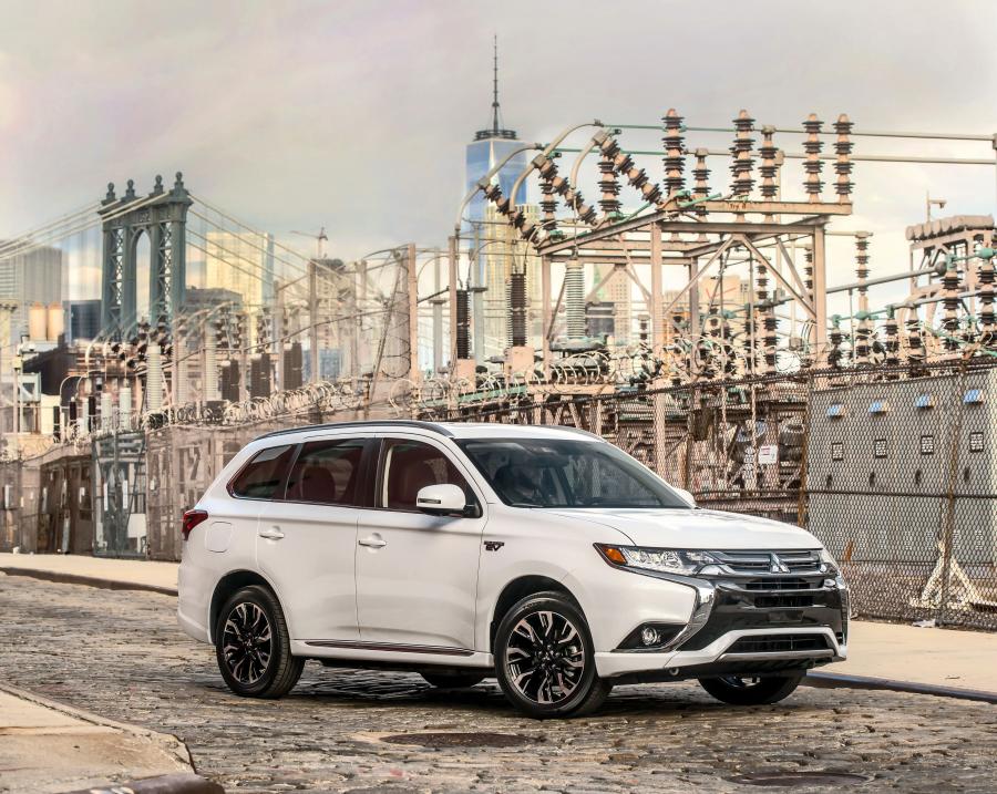  Mitsubishi Outlander PHEV 2017 года  (NA) (фото 11 из 70)